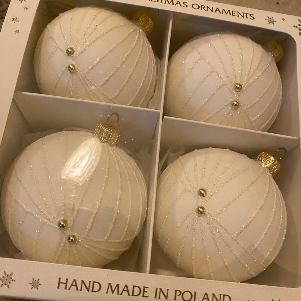 Elegant White and Gold Christmas Ornaments - Picture 4 of 5